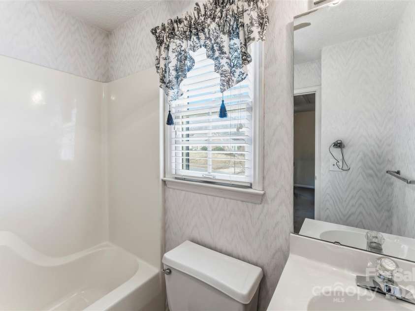 4178 Morris Burn Drive, Concord, NC 28027.  MLS# CAR4325697, YatesRealty ID 6235. 2nd floor bath