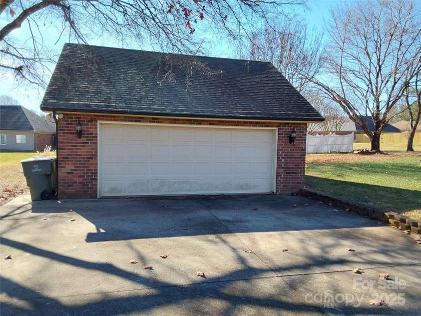 4178 Morris Burn Drive, Concord, NC 28027.  MLS# CAR4325697, YatesRealty ID 6235. Detached garage