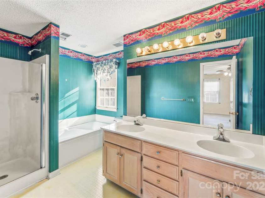4178 Morris Burn Drive, Concord, NC 28027.  MLS# CAR4325697, YatesRealty ID 6235. Primary bath