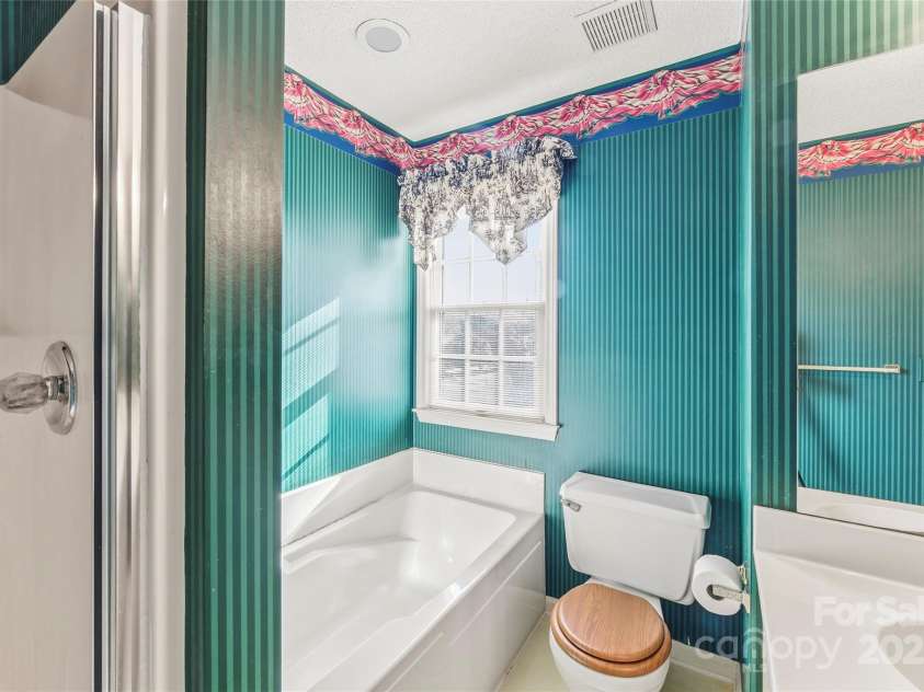 4178 Morris Burn Drive, Concord, NC 28027.  MLS# CAR4325697, YatesRealty ID 6235. Primary bath with garden tub