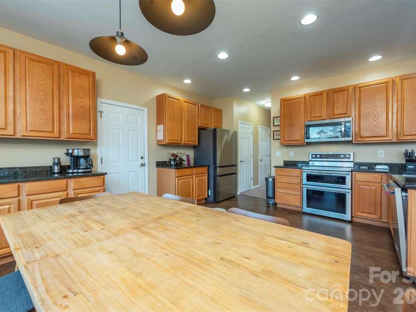 53 Stone River Drive, Asheville, NC 28804.  MLS# CAR4342463, YatesRealty ID 6239. Dine in Kitchen