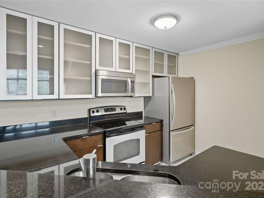 509 Graham Street, Charlotte, NC 28202.  MLS# CAR4308972, YatesRealty ID 624. Large kitchen with tons of storage.