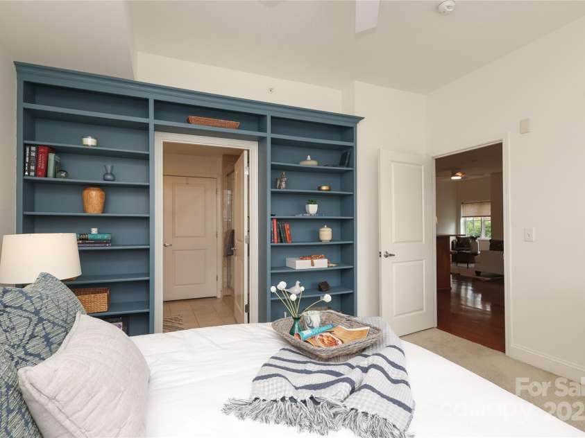 721 Governor Morrison Street, Charlotte, NC 28211.  MLS# CAR4253378, YatesRealty ID 624. Great built-ins with an accent color