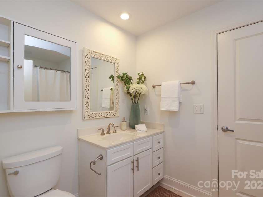 721 Governor Morrison Street, Charlotte, NC 28211.  MLS# CAR4253378, YatesRealty ID 624. Hall Bath-Full with access to the 2nd bedroom