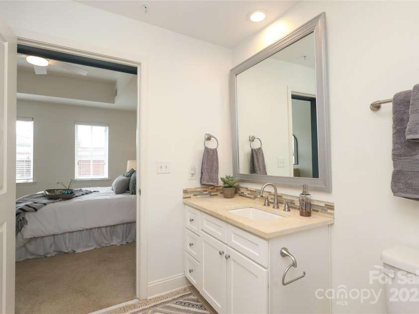 721 Governor Morrison Street, Charlotte, NC 28211.  MLS# CAR4253378, YatesRealty ID 624. Primary Bath