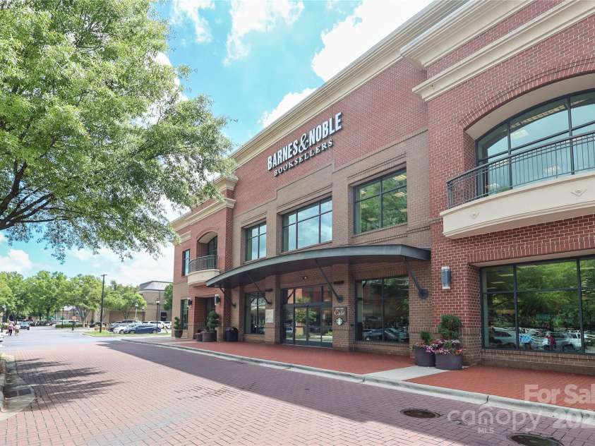 721 Governor Morrison Street, Charlotte, NC 28211.  MLS# CAR4253378, YatesRealty ID 624. Shops in Morrison