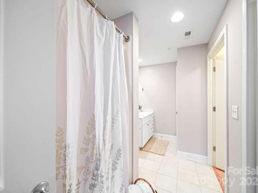 721 Governor Morrison Street, Charlotte, NC 28211.  MLS# CAR4316413, YatesRealty ID 624. Full Bath