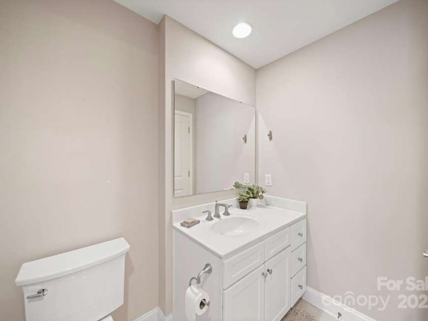 721 Governor Morrison Street, Charlotte, NC 28211.  MLS# CAR4316413, YatesRealty ID 624. Full Bath