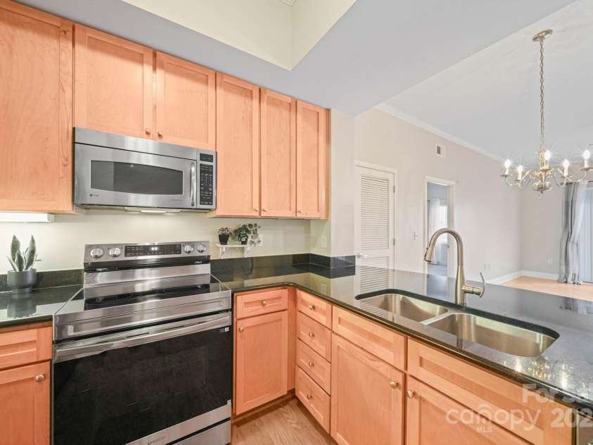 721 Governor Morrison Street, Charlotte, NC 28211.  MLS# CAR4316413, YatesRealty ID 624. Kitchen