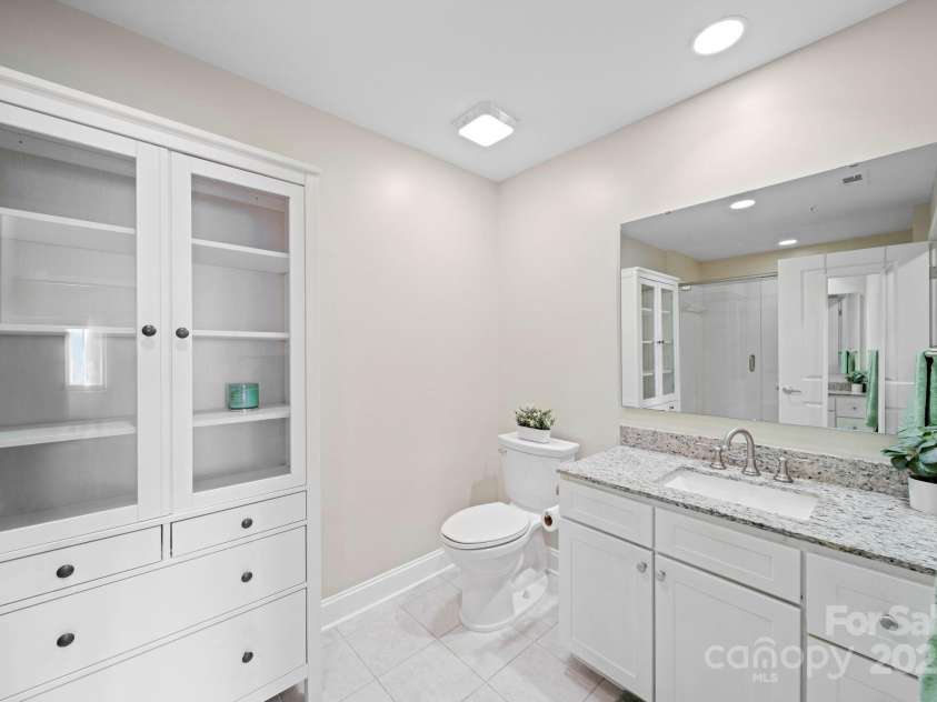 721 Governor Morrison Street, Charlotte, NC 28211.  MLS# CAR4316413, YatesRealty ID 624. Owner's Bath