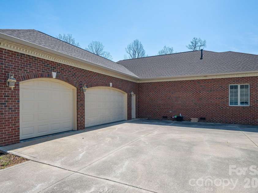 109 Wright Road, Kings Mountain, NC 28086.  MLS# CAR4354104, YatesRealty ID 6240. GARAGE