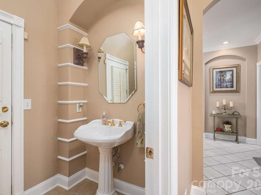 109 Wright Road, Kings Mountain, NC 28086.  MLS# CAR4354104, YatesRealty ID 6240. HALF BATH