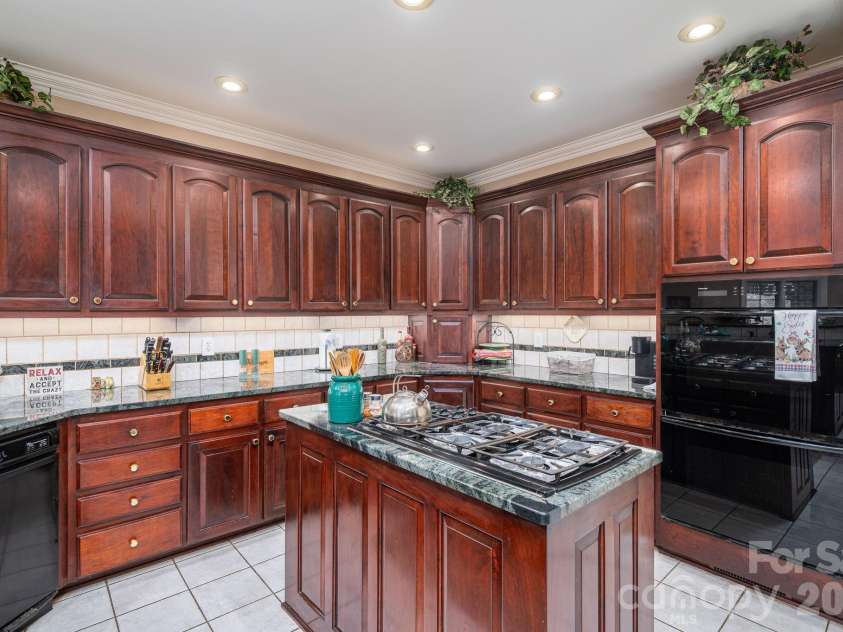 109 Wright Road, Kings Mountain, NC 28086.  MLS# CAR4354104, YatesRealty ID 6240. KITCHEN
