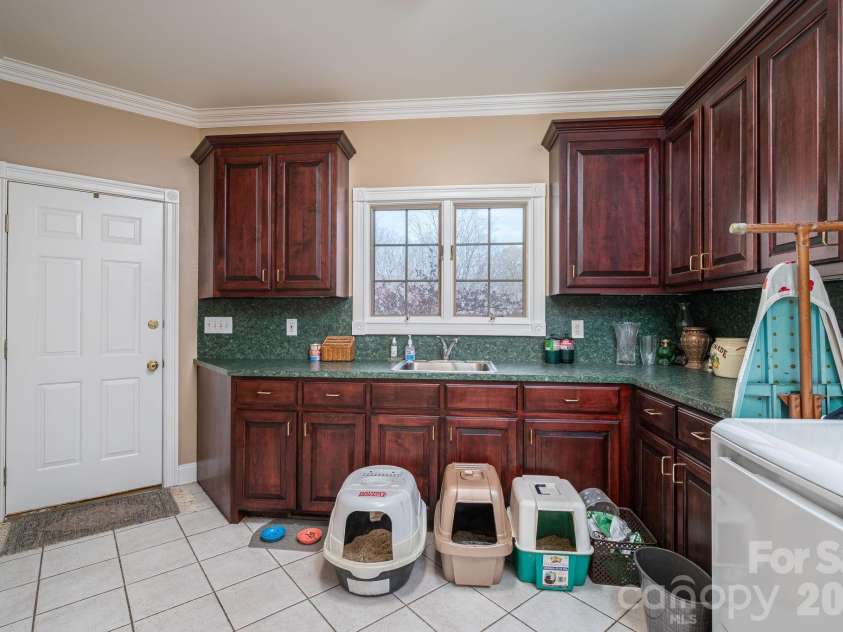 109 Wright Road, Kings Mountain, NC 28086.  MLS# CAR4354104, YatesRealty ID 6240. LAUNDRY
