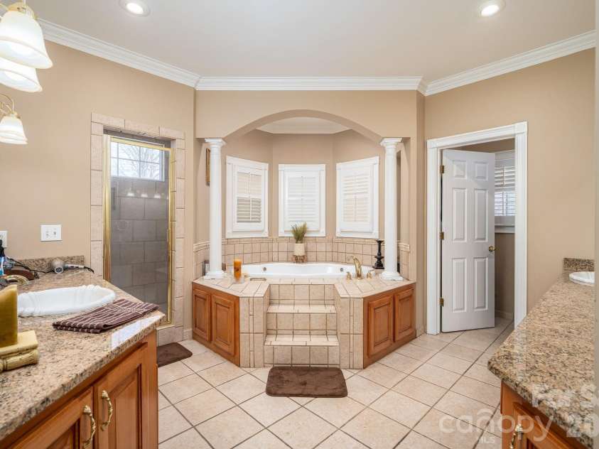 109 Wright Road, Kings Mountain, NC 28086.  MLS# CAR4354104, YatesRealty ID 6240. PRIMARY BATH