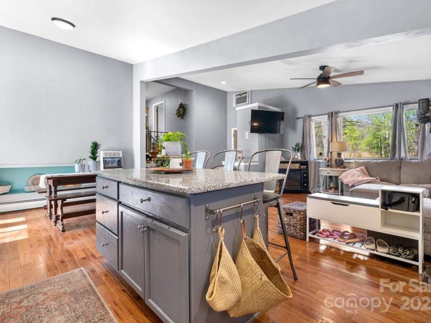 3407 14th Avenue, Hickory, NC 28602.  MLS# CAR4239000, YatesRealty ID 6242. 