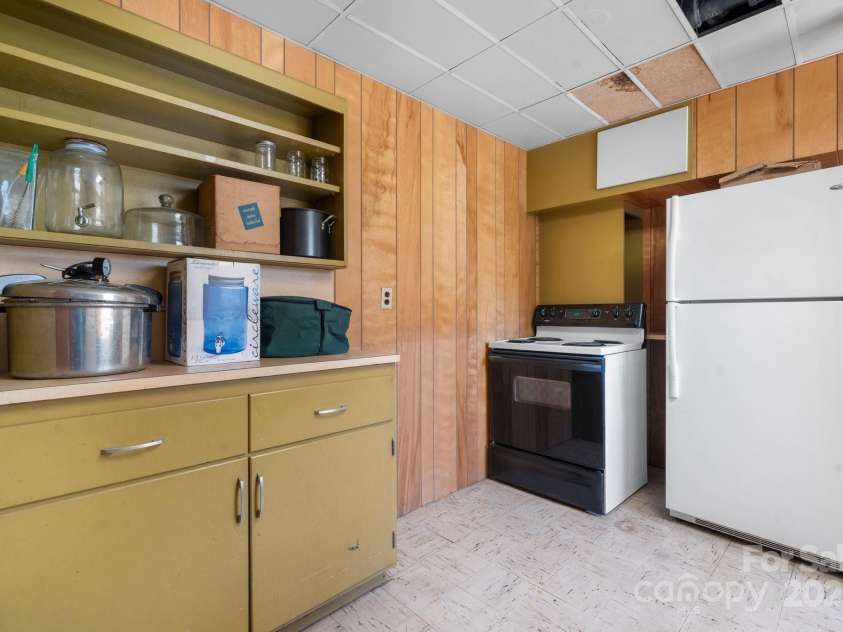 3407 14th Avenue, Hickory, NC 28602.  MLS# CAR4239000, YatesRealty ID 6242. 