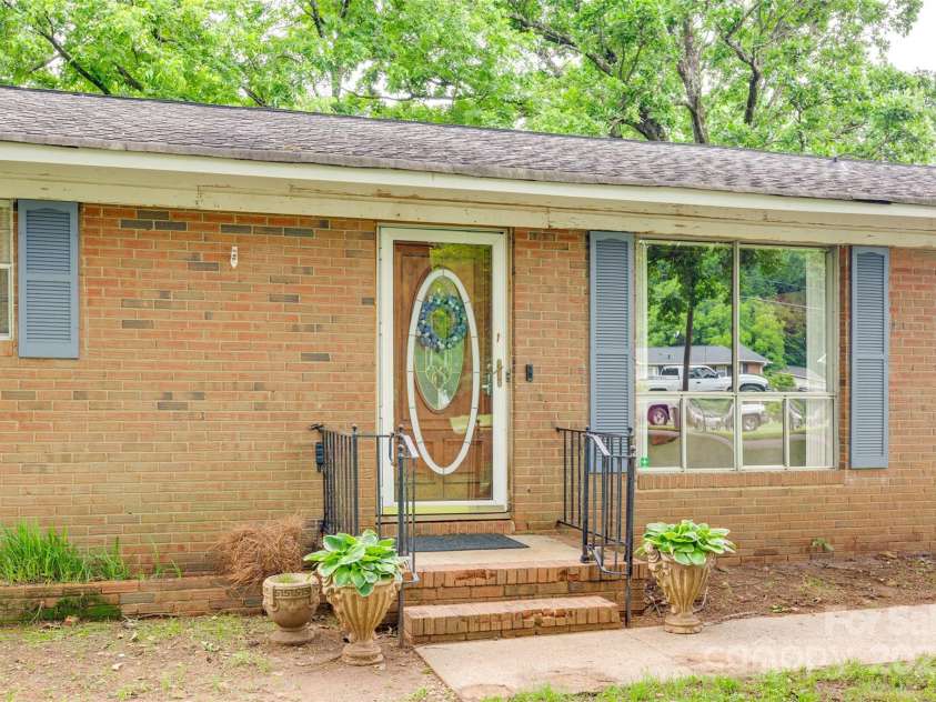 504 Amon Lane, Pineville, NC 28134.  MLS# CAR4263309, YatesRealty ID 6243. Welcome Home!You have found your oasis in the midst of the hustle and bustle of the city. With easy convivence and all within minures to 485, I77, Dowtown Pineville, and short trip to Carowinds for all the fun activies.