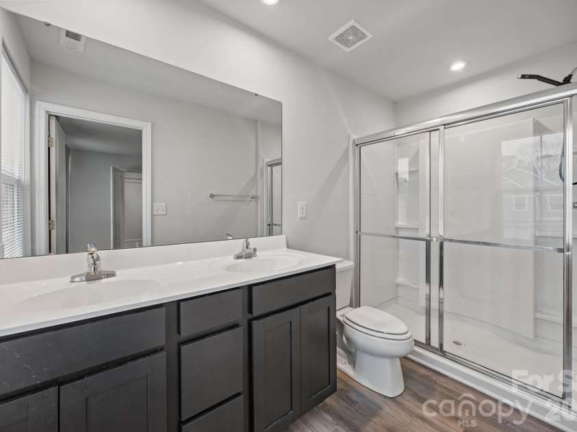 5112 Downhaul Drive, Charlotte, NC 28269.  MLS# CAR4343690, YatesRealty ID 6243. Primary Bath