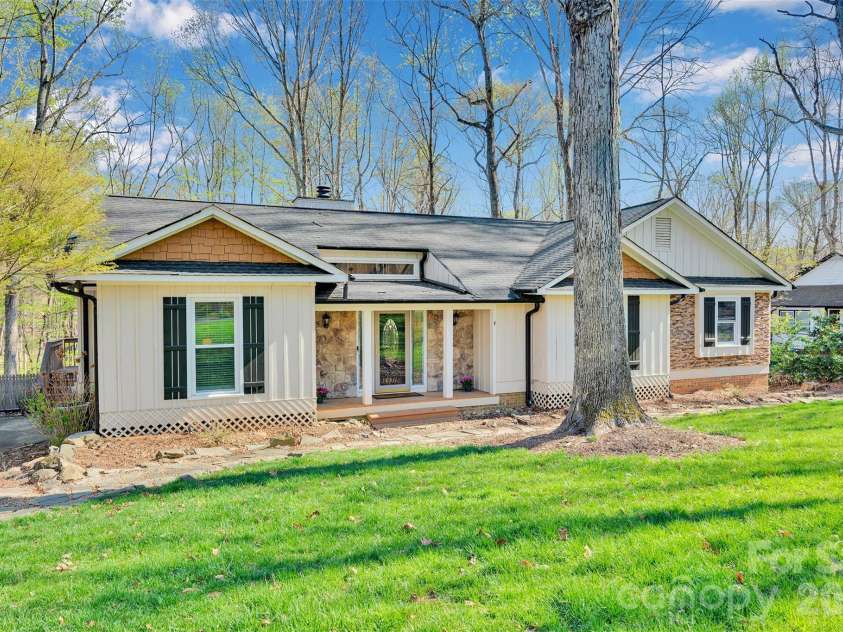 10311 Stonemede Lane, Matthews, NC 28105.  MLS# CAR4359875, YatesRealty ID 6244. 