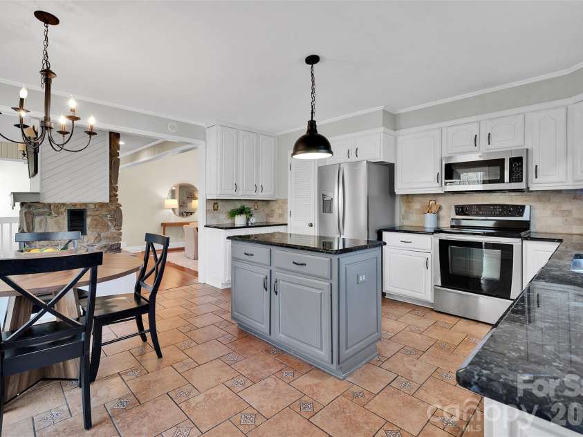 10311 Stonemede Lane, Matthews, NC 28105.  MLS# CAR4359875, YatesRealty ID 6244. 