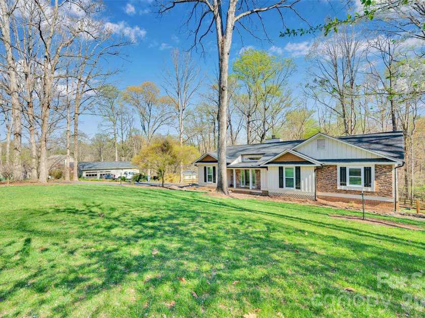10311 Stonemede Lane, Matthews, NC 28105.  MLS# CAR4359875, YatesRealty ID 6244. 