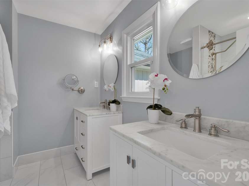 10311 Stonemede Lane, Matthews, NC 28105.  MLS# CAR4359875, YatesRealty ID 6244. Updated primary bath