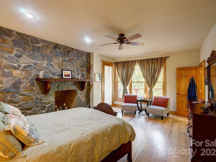 425 Sawmill Creek Road, Bryson City, NC 28713.  MLS# CAR4234274, YatesRealty ID 6247. Primary w/ Sitting Area