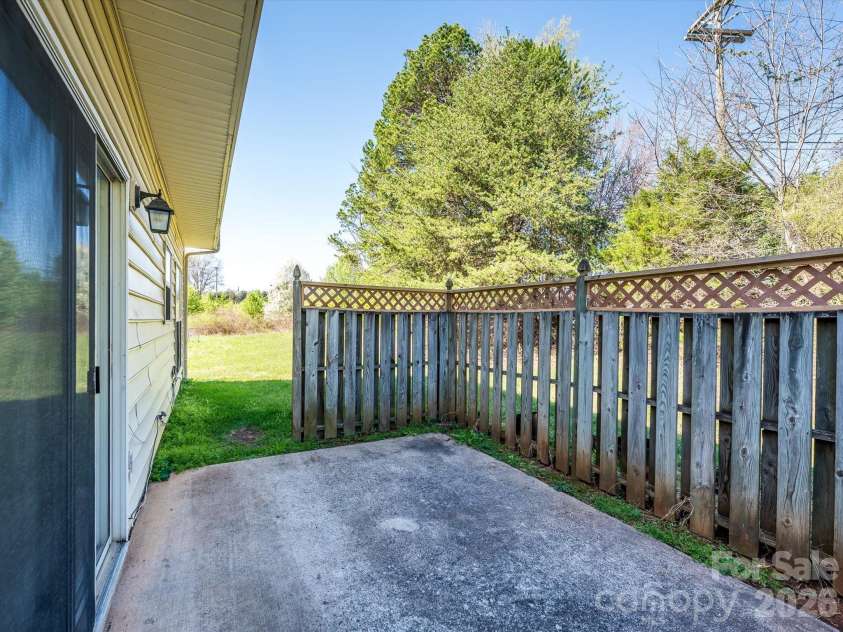 8625 Galena View Drive, Charlotte, NC 28269.  MLS# CAR4356908, YatesRealty ID 6248. 