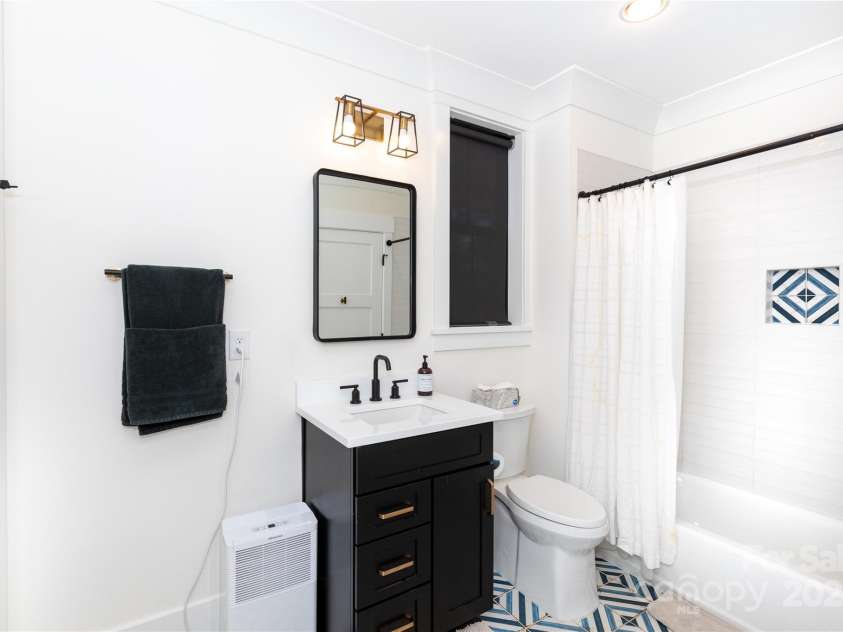 124 Direct Drive, Mooresville, NC 28117.  MLS# CAR4202552, YatesRealty ID 625. Ensuite bathroom in bastment.