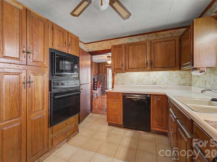 318 Sunrise Park, Sylva, NC 28779.  MLS# CAR4356234, YatesRealty ID 6256. 