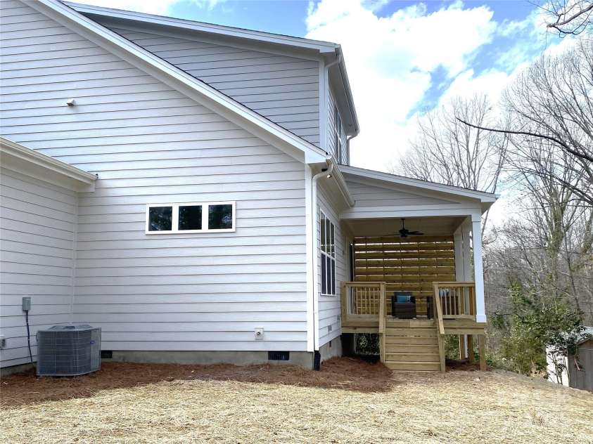 553 Lowrance Avenue, Mooresville, NC 28115.  MLS# CAR4219611, YatesRealty ID 6256. 