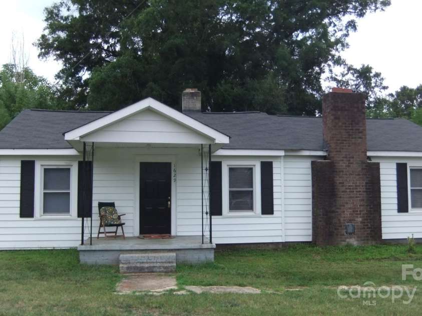 1629 and 1631 Harris Road, Fort Mill, SC 29708.  MLS# CAR4276684, YatesRealty ID 626. 1629 Harris Rd 2BR + 3rd room could be used as BR w/closet, 2 BA