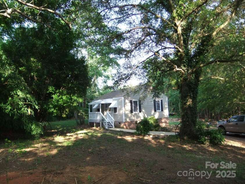 1629 and 1631 Harris Road, Fort Mill, SC 29708.  MLS# CAR4276684, YatesRealty ID 626. 1631 Harris Front surrounded by trees in Private Setting