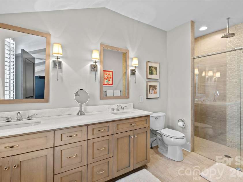 1624 Lombardy Circle, Charlotte, NC 28203.  MLS# CAR4360743, YatesRealty ID 6261. Primary Bathroom