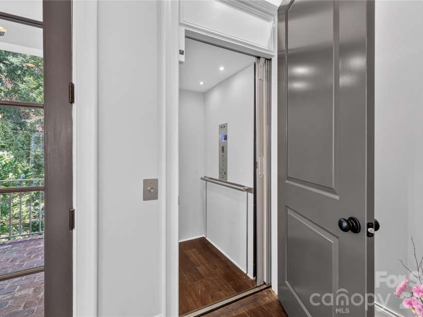 1624 Lombardy Circle, Charlotte, NC 28203.  MLS# CAR4410340, YatesRealty ID 6261. Elevator