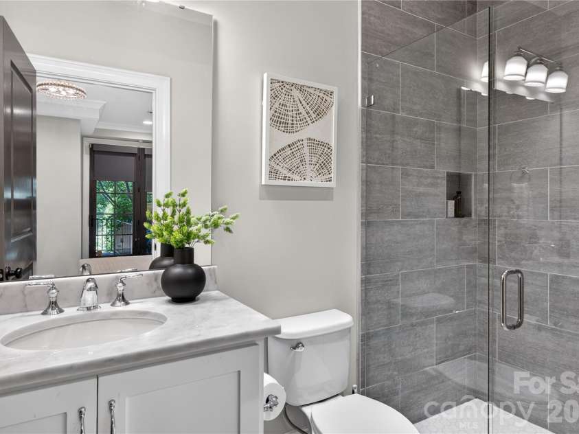 1624 Lombardy Circle, Charlotte, NC 28203.  MLS# CAR4410340, YatesRealty ID 6261. Full Bathroom