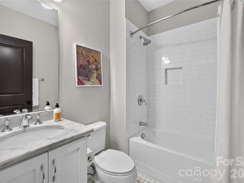 1624 Lombardy Circle, Charlotte, NC 28203.  MLS# CAR4410340, YatesRealty ID 6261. Full Bathroom