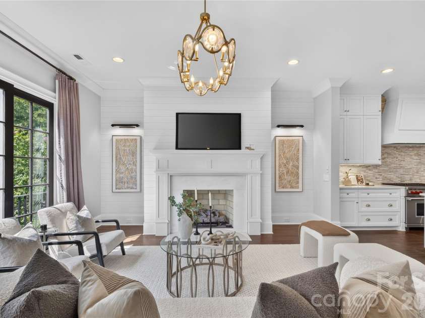 1624 Lombardy Circle, Charlotte, NC 28203.  MLS# CAR4410340, YatesRealty ID 6261. Great Room