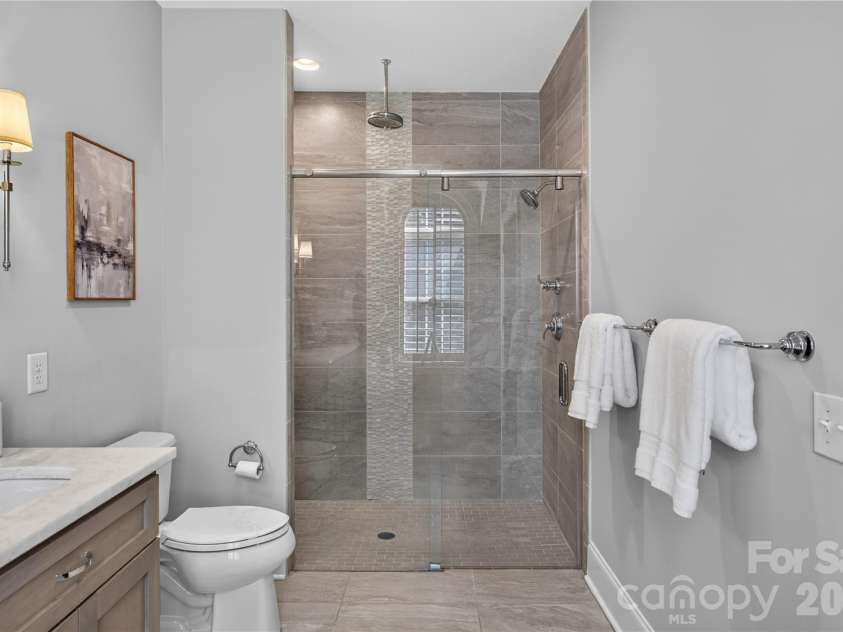 1624 Lombardy Circle, Charlotte, NC 28203.  MLS# CAR4410340, YatesRealty ID 6261. Primary Bathroom