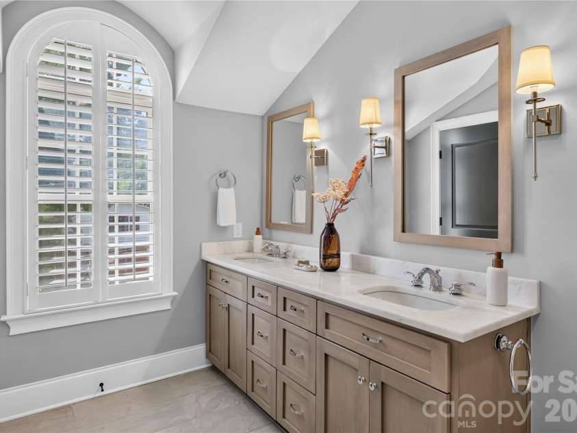 1624 Lombardy Circle, Charlotte, NC 28203.  MLS# CAR4410340, YatesRealty ID 6261. Primary Bathroom