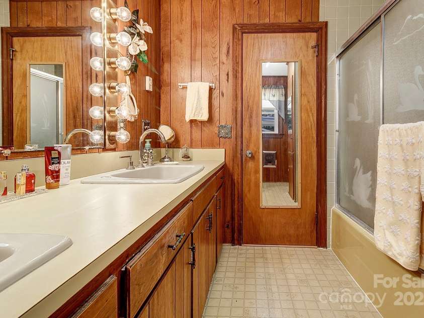 44 Tuttle Road, Hendersonville, NC 28792.  MLS# CAR4318659, YatesRealty ID 6261. Full Bath on Main Level