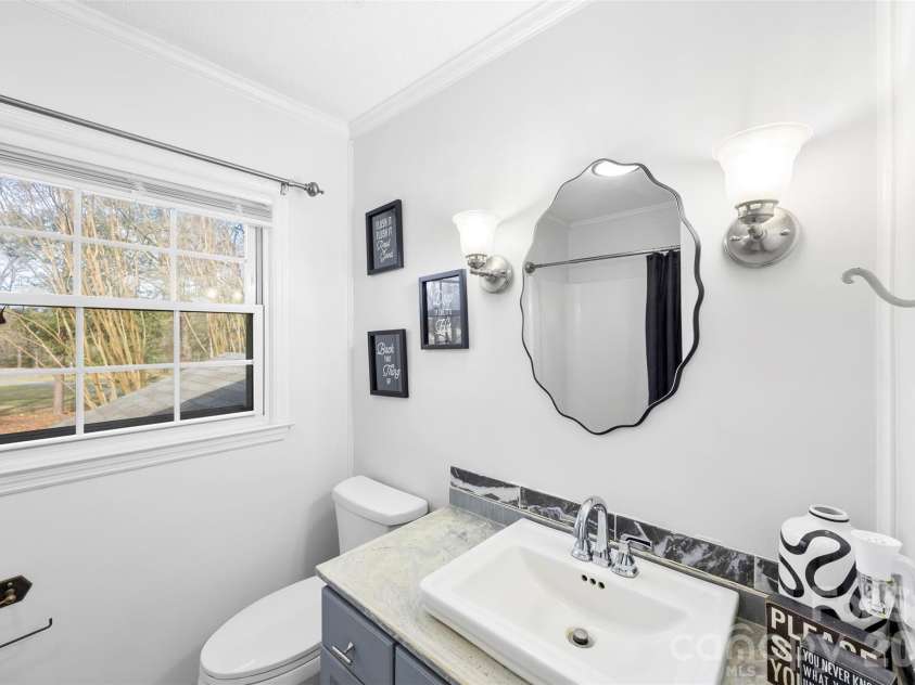 3180 Pinetuck Lane, Rock Hill, SC 29730.  MLS# CAR4359029, YatesRealty ID 6262. Hall Bath