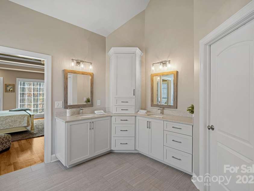 105 Elizabeth Brook Drive, Davidson, NC 28036.  MLS# CAR4233815, YatesRealty ID 6263. Primary Bath