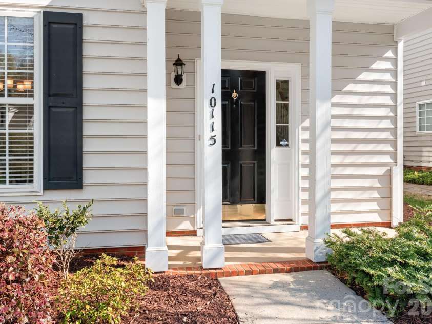 10115 Glencrest Drive, Huntersville, NC 28078.  MLS# CAR4359317, YatesRealty ID 6269. 