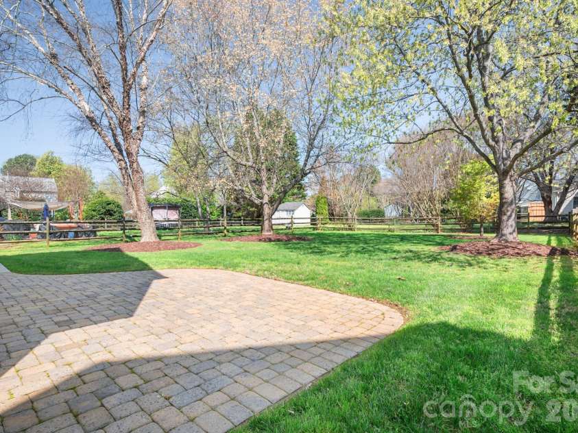 10115 Glencrest Drive, Huntersville, NC 28078.  MLS# CAR4359317, YatesRealty ID 6269. 