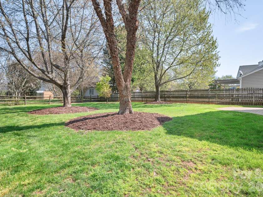 10115 Glencrest Drive, Huntersville, NC 28078.  MLS# CAR4359317, YatesRealty ID 6269. 