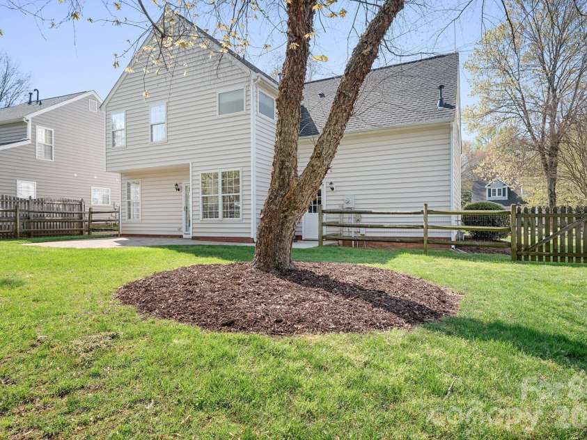10115 Glencrest Drive, Huntersville, NC 28078.  MLS# CAR4359317, YatesRealty ID 6269. 