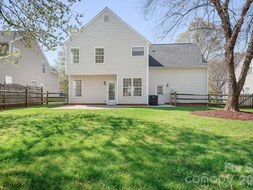 10115 Glencrest Drive, Huntersville, NC 28078.  MLS# CAR4359317, YatesRealty ID 6269. 