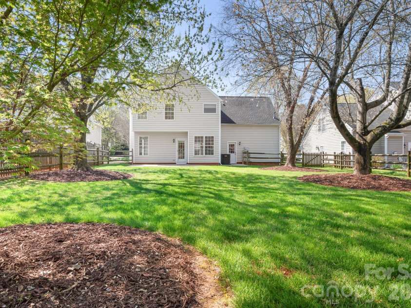 10115 Glencrest Drive, Huntersville, NC 28078.  MLS# CAR4359317, YatesRealty ID 6269. 